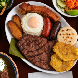 bandeja tipica con carne asada sin papa salada